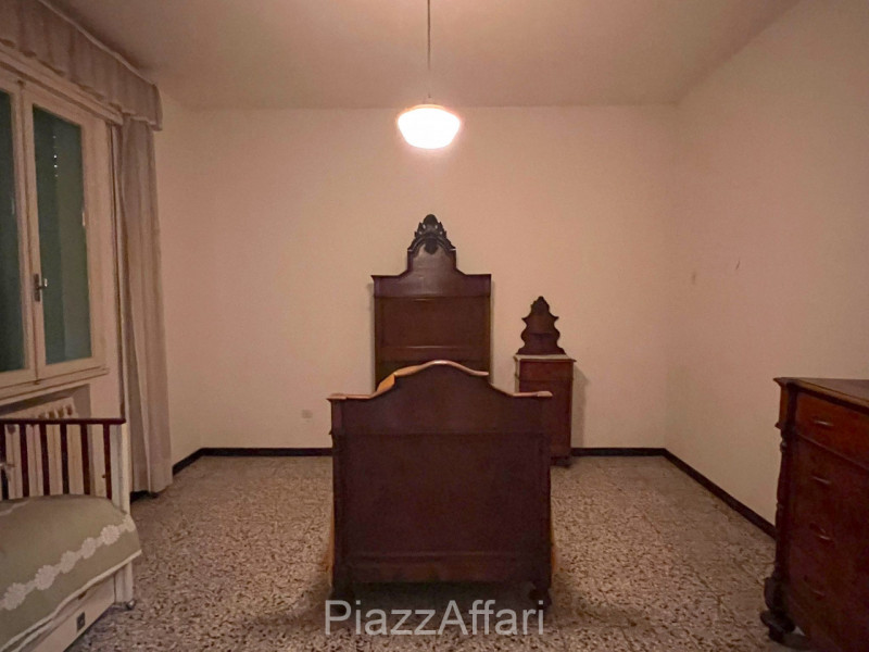 Nel comune di Brugine e precisamente in Via Arzerini n. 48, proponiamo in vendita interessante pr...