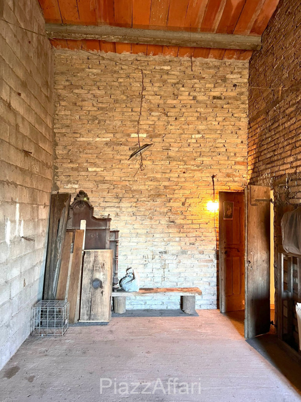 Nel comune di Brugine e precisamente in Via Arzerini n. 48, proponiamo in vendita interessante pr...