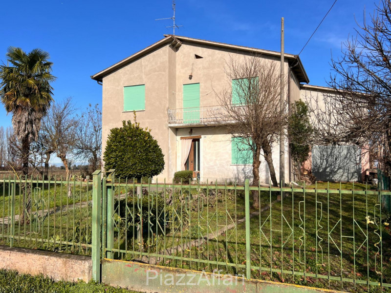 Nel comune di Brugine e precisamente in Via Arzerini n. 48, proponiamo in vendita interessante pr...