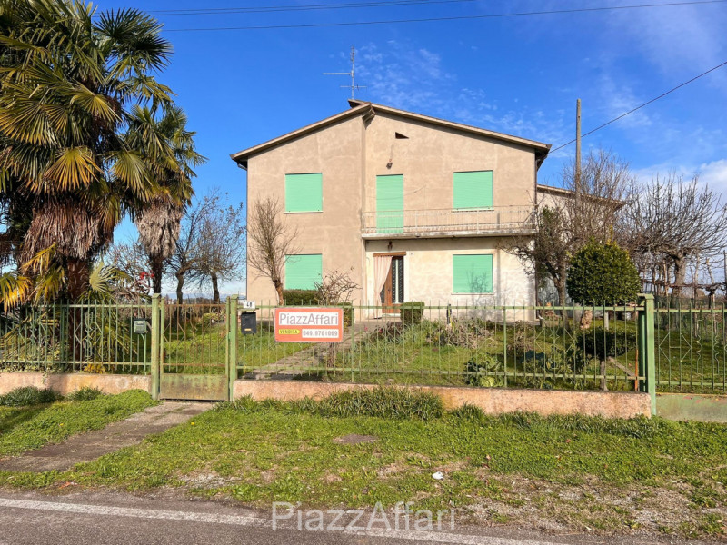 Nel comune di Brugine e precisamente in Via Arzerini n. 48, proponiamo in vendita interessante pr...