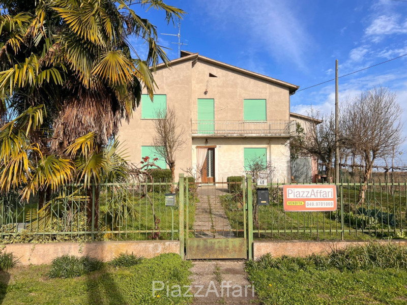 Nel comune di Brugine e precisamente in Via Arzerini n. 48, proponiamo in vendita interessante pr...