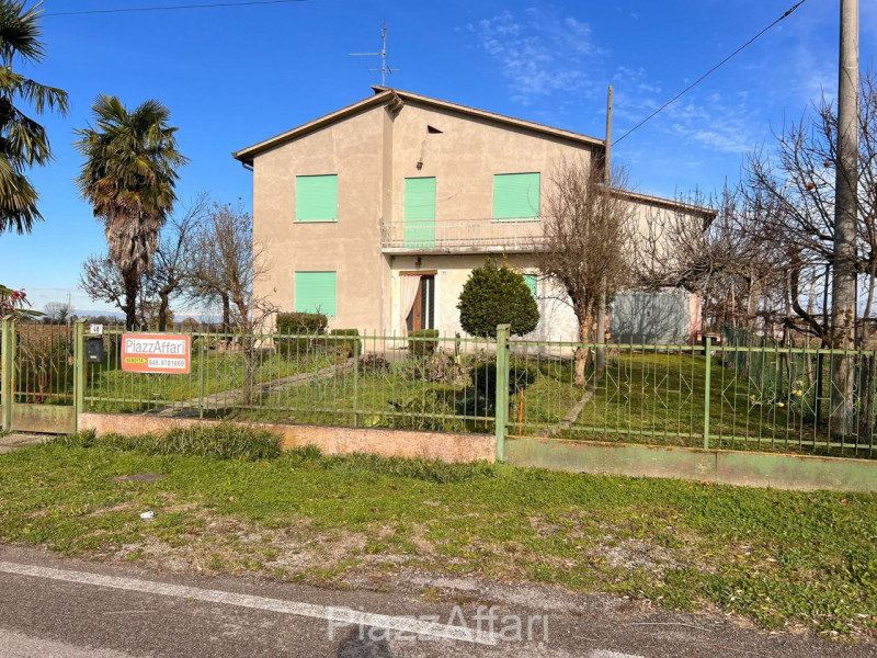 Nel comune di Brugine e precisamente in Via Arzerini n. 48, proponiamo in vendita interessante pr...