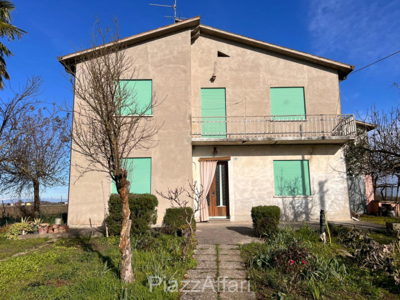 Nel comune di Brugine e precisamente in Via Arzerini n. 48, proponiamo in vendita interessante pr...