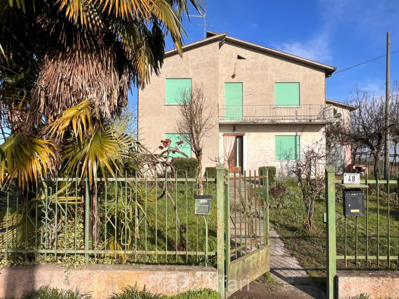 Nel comune di Brugine e precisamente in Via Arzerini n. 48, proponiamo in vendita interessante pr...