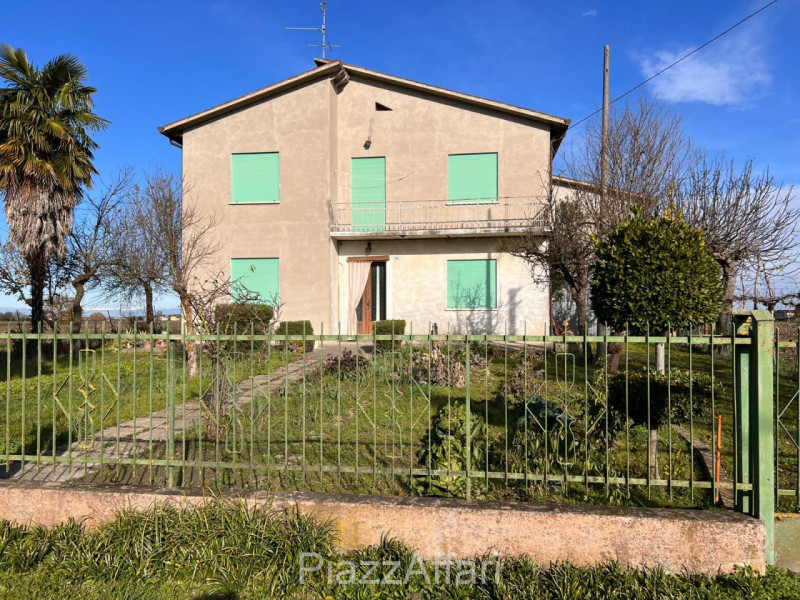 Nel comune di Brugine e precisamente in Via Arzerini n. 48, proponiamo in vendita interessante pr...