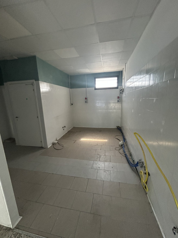 Proposta in locazione – Negozio attrezzato per attività alimentari e ristorazione
Piano terra – c...