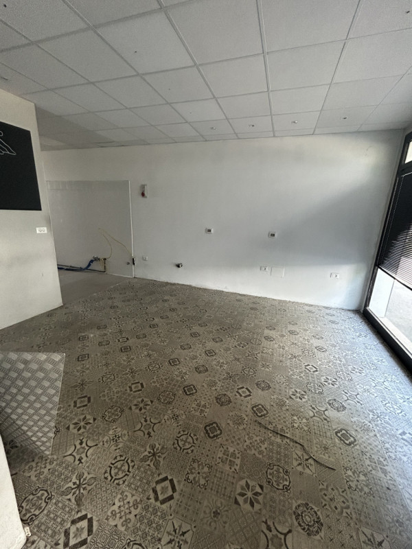 Proposta in locazione – Negozio attrezzato per attività alimentari e ristorazione
Piano terra – c...