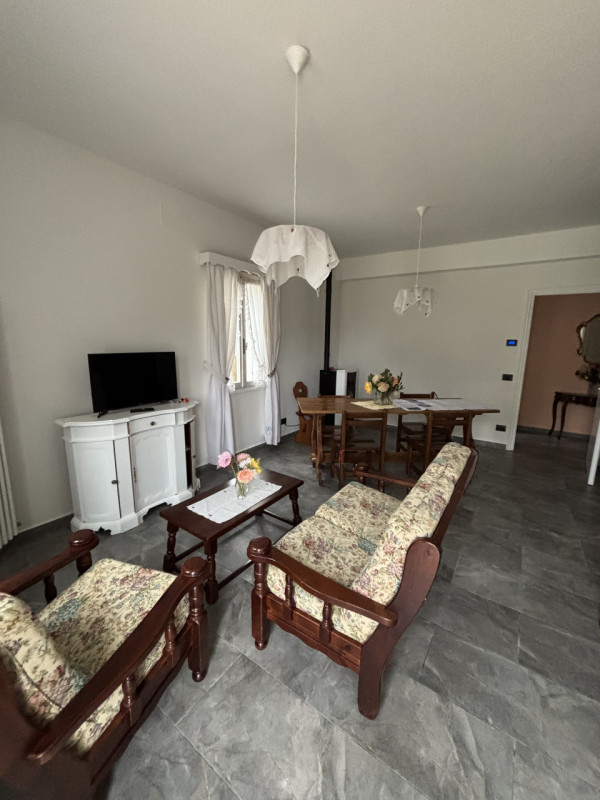 Proponiamo in affitto un bilocale di circa 53 mq a Revine, ideale per chi cerca comfort e tranqui...