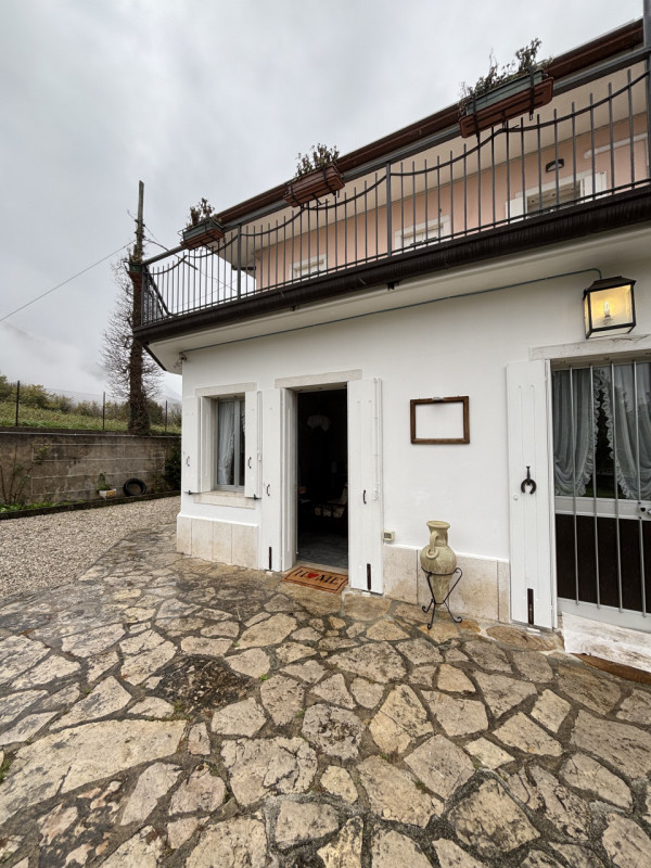 Proponiamo in affitto un bilocale di circa 53 mq a Revine, ideale per chi cerca comfort e tranqui...