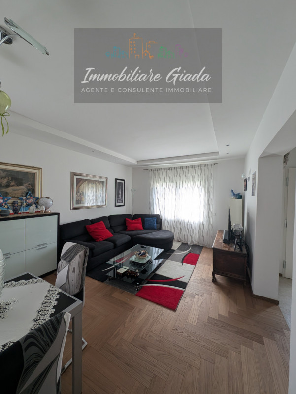 Scoprite questa bella casa singola terratetto, recentemente ristrutturata nel 2023, situata nella...