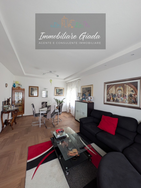 Scoprite questa bella casa singola terratetto, recentemente ristrutturata nel 2023, situata nella...