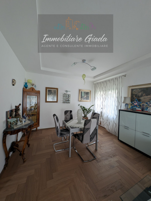 Scoprite questa bella casa singola terratetto, recentemente ristrutturata nel 2023, situata nella...