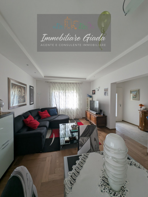 Scoprite questa bella casa singola terratetto, recentemente ristrutturata nel 2023, situata nella...