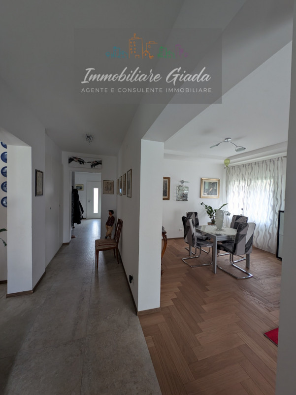 Scoprite questa bella casa singola terratetto, recentemente ristrutturata nel 2023, situata nella...