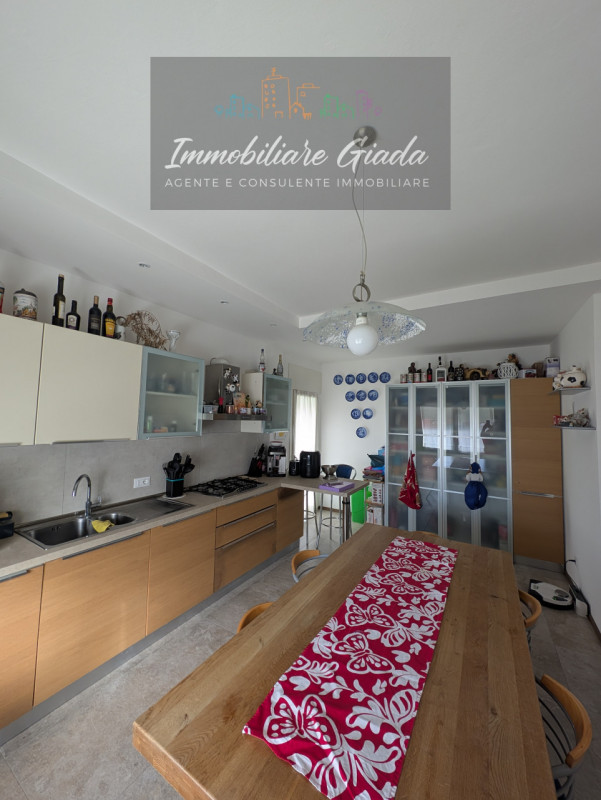 Scoprite questa bella casa singola terratetto, recentemente ristrutturata nel 2023, situata nella...