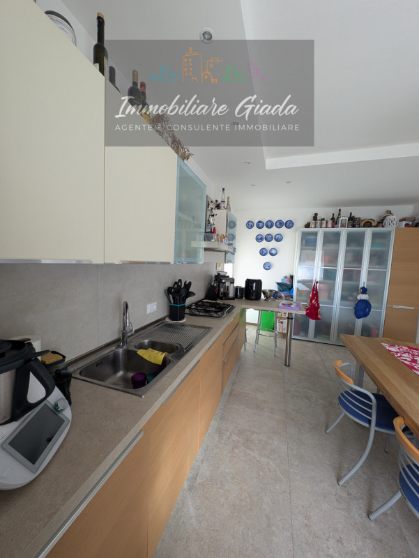 Scoprite questa bella casa singola terratetto, recentemente ristrutturata nel 2023, situata nella...