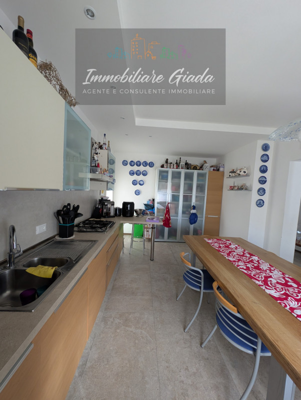 Scoprite questa bella casa singola terratetto, recentemente ristrutturata nel 2023, situata nella...