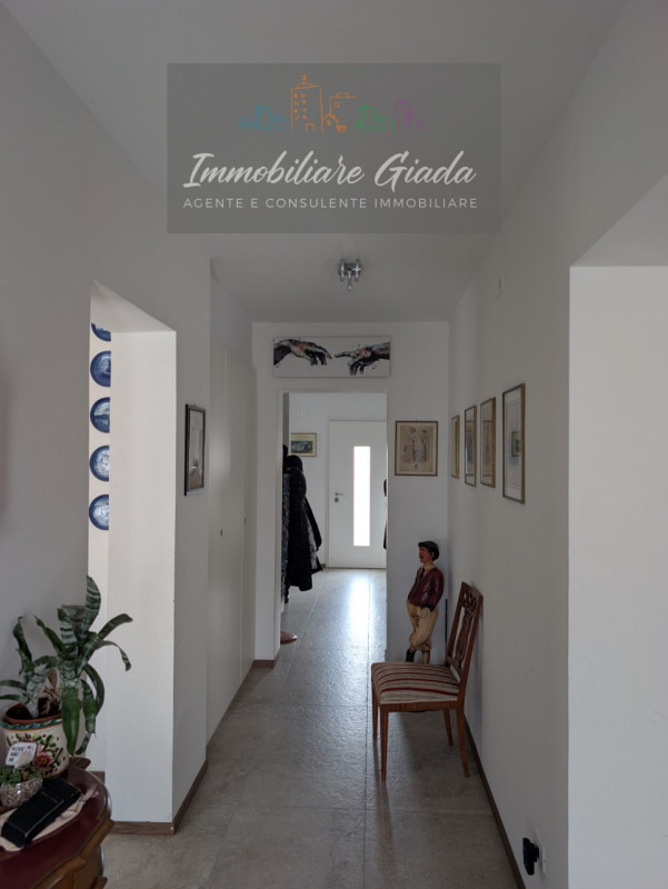 Scoprite questa bella casa singola terratetto, recentemente ristrutturata nel 2023, situata nella...