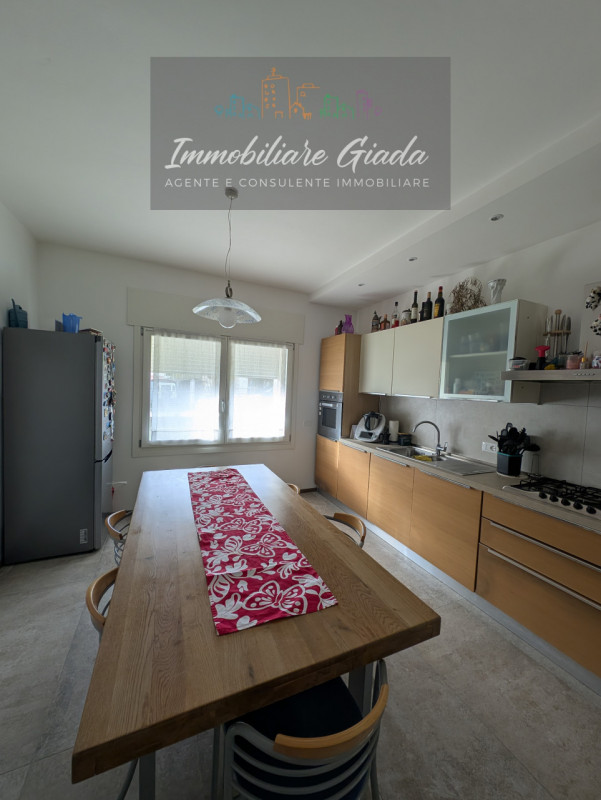 Scoprite questa bella casa singola terratetto, recentemente ristrutturata nel 2023, situata nella...