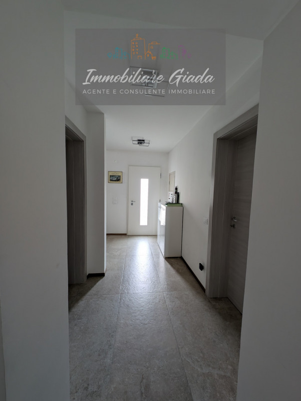 Scoprite questa bella casa singola terratetto, recentemente ristrutturata nel 2023, situata nella...