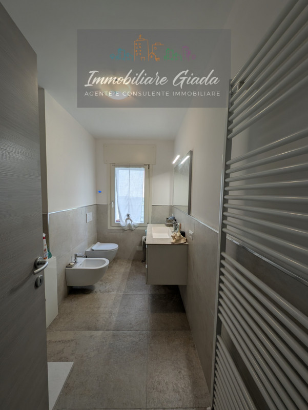 Scoprite questa bella casa singola terratetto, recentemente ristrutturata nel 2023, situata nella...