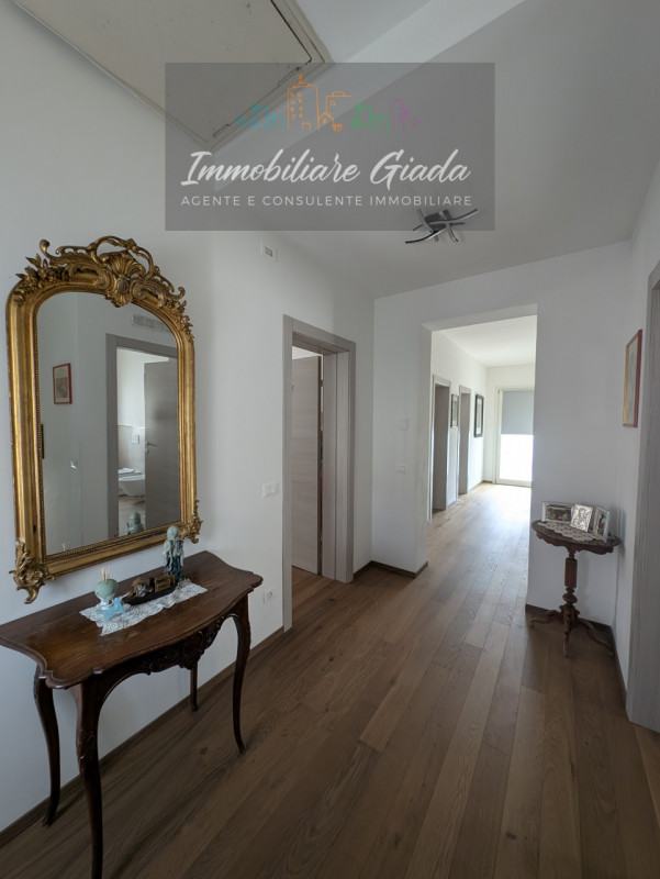 Scoprite questa bella casa singola terratetto, recentemente ristrutturata nel 2023, situata nella...