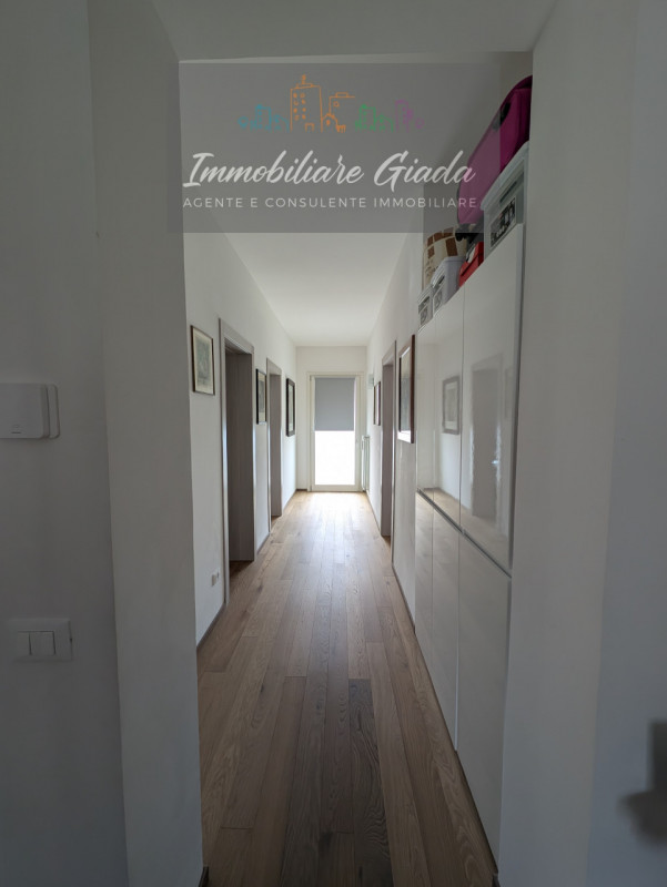 Scoprite questa bella casa singola terratetto, recentemente ristrutturata nel 2023, situata nella...