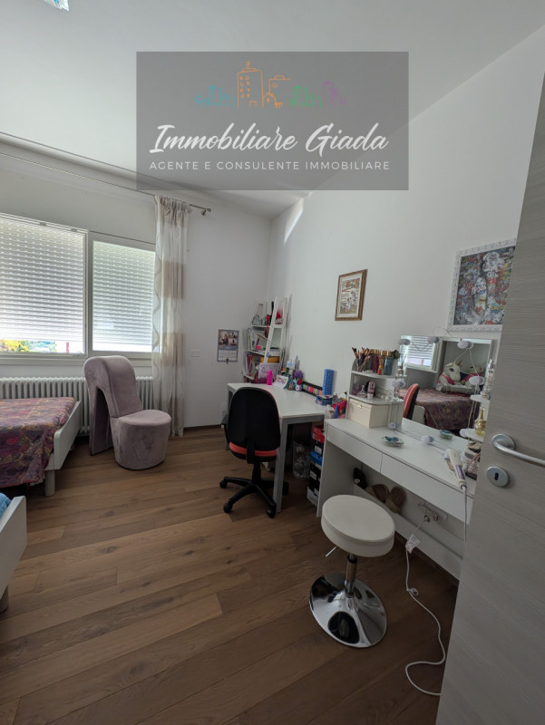 Scoprite questa bella casa singola terratetto, recentemente ristrutturata nel 2023, situata nella...