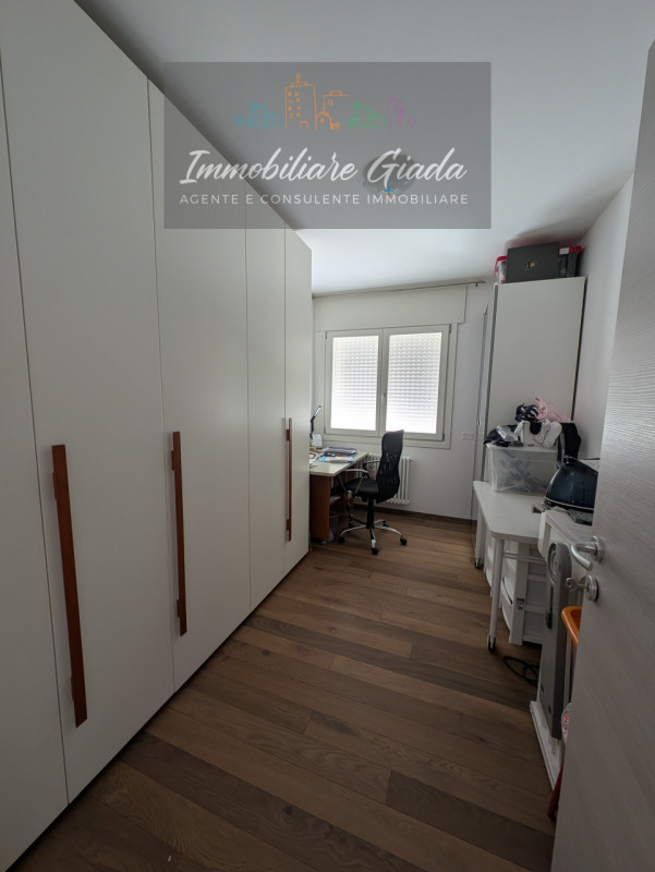 Scoprite questa bella casa singola terratetto, recentemente ristrutturata nel 2023, situata nella...