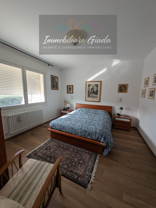 Scoprite questa bella casa singola terratetto, recentemente ristrutturata nel 2023, situata nella...