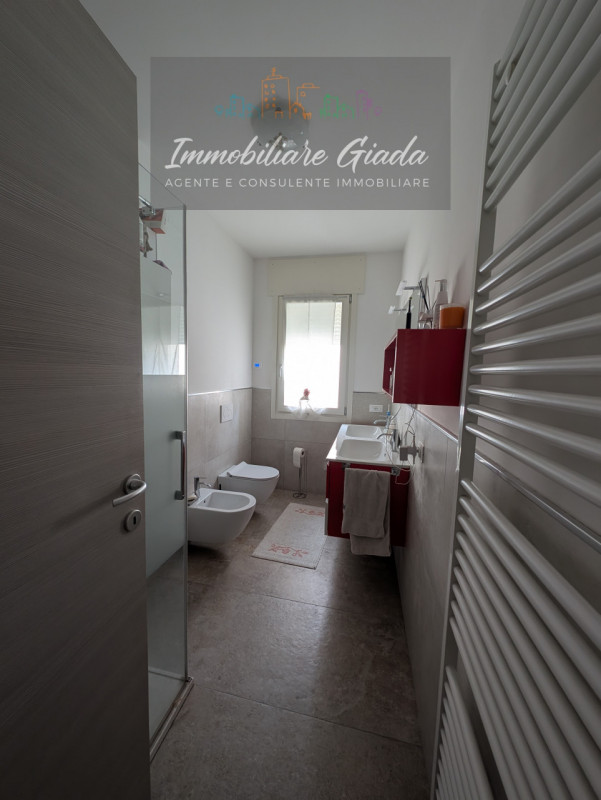 Scoprite questa bella casa singola terratetto, recentemente ristrutturata nel 2023, situata nella...