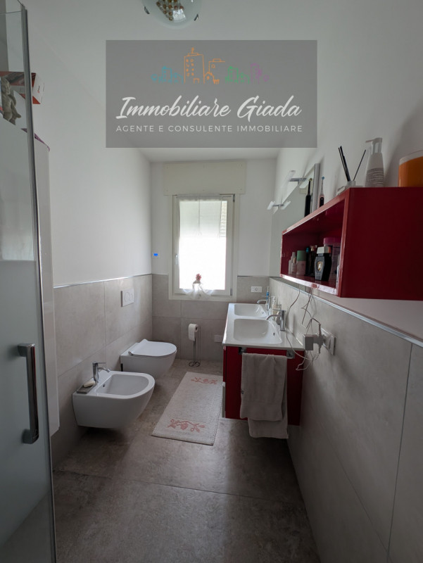 Scoprite questa bella casa singola terratetto, recentemente ristrutturata nel 2023, situata nella...