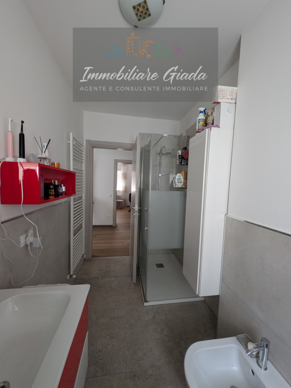 Scoprite questa bella casa singola terratetto, recentemente ristrutturata nel 2023, situata nella...