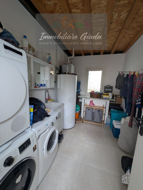 Scoprite questa bella casa singola terratetto, recentemente ristrutturata nel 2023, situata nella...