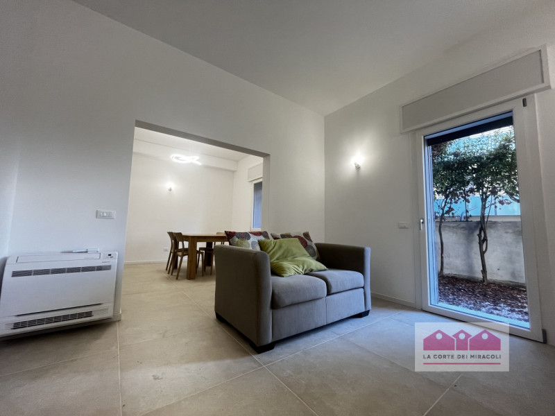 SAN BORTOLO: BICAMERE SEMIARREDATO CON GIARDINO AL PIANO TERRA. COMPOSTO DA SOGGIORNO CON ANGOLO ...