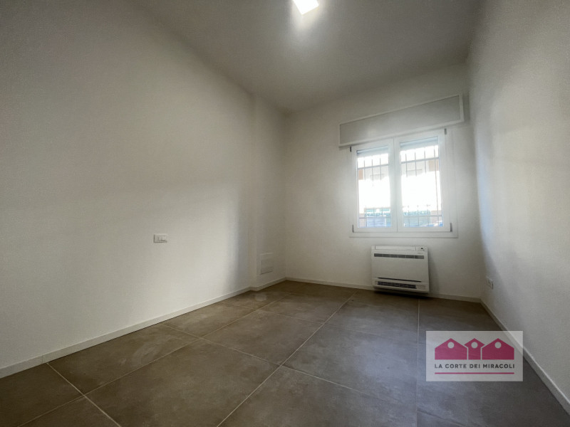 SAN BORTOLO: BICAMERE SEMIARREDATO CON GIARDINO AL PIANO TERRA. COMPOSTO DA SOGGIORNO CON ANGOLO ...