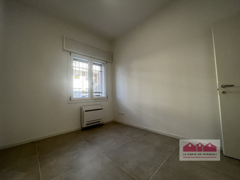 SAN BORTOLO: BICAMERE SEMIARREDATO CON GIARDINO AL PIANO TERRA. COMPOSTO DA SOGGIORNO CON ANGOLO ...