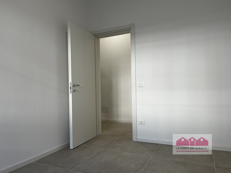 SAN BORTOLO: BICAMERE SEMIARREDATO CON GIARDINO AL PIANO TERRA. COMPOSTO DA SOGGIORNO CON ANGOLO ...