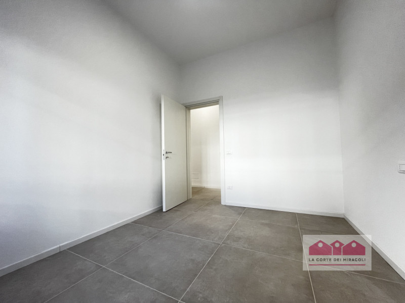 SAN BORTOLO: BICAMERE SEMIARREDATO CON GIARDINO AL PIANO TERRA. COMPOSTO DA SOGGIORNO CON ANGOLO ...