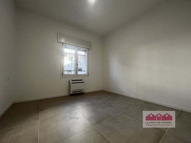 SAN BORTOLO: BICAMERE SEMIARREDATO CON GIARDINO AL PIANO TERRA. COMPOSTO DA SOGGIORNO CON ANGOLO ...