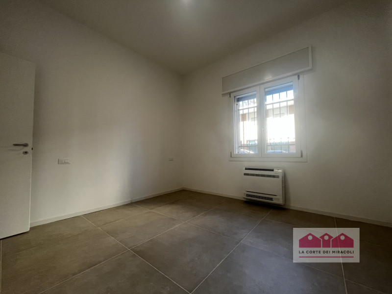 SAN BORTOLO: BICAMERE SEMIARREDATO CON GIARDINO AL PIANO TERRA. COMPOSTO DA SOGGIORNO CON ANGOLO ...