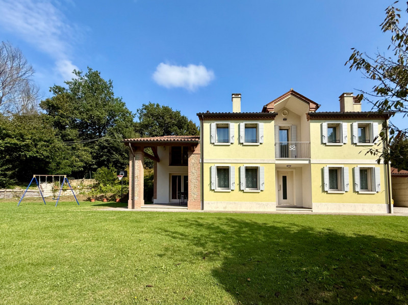 COMPOSIZIONE:
Favolosa villa singola di recente costruzione. L’immobile si sviluppa su due livell...