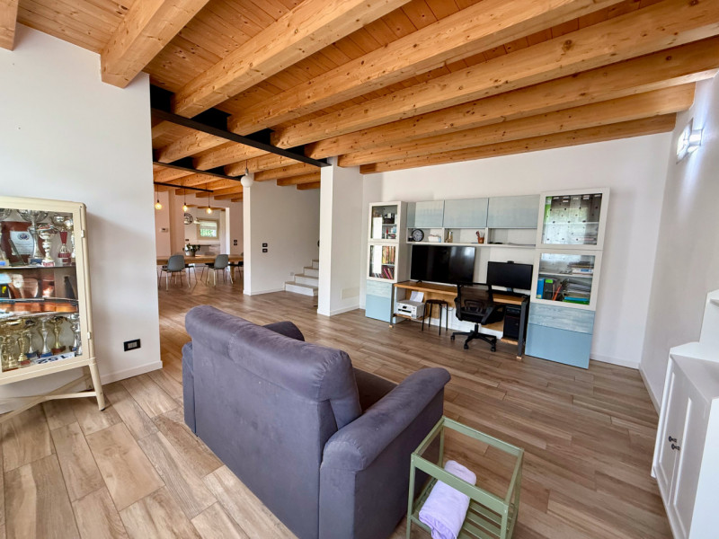 COMPOSIZIONE:
Favolosa villa singola di recente costruzione. L’immobile si sviluppa su due livell...