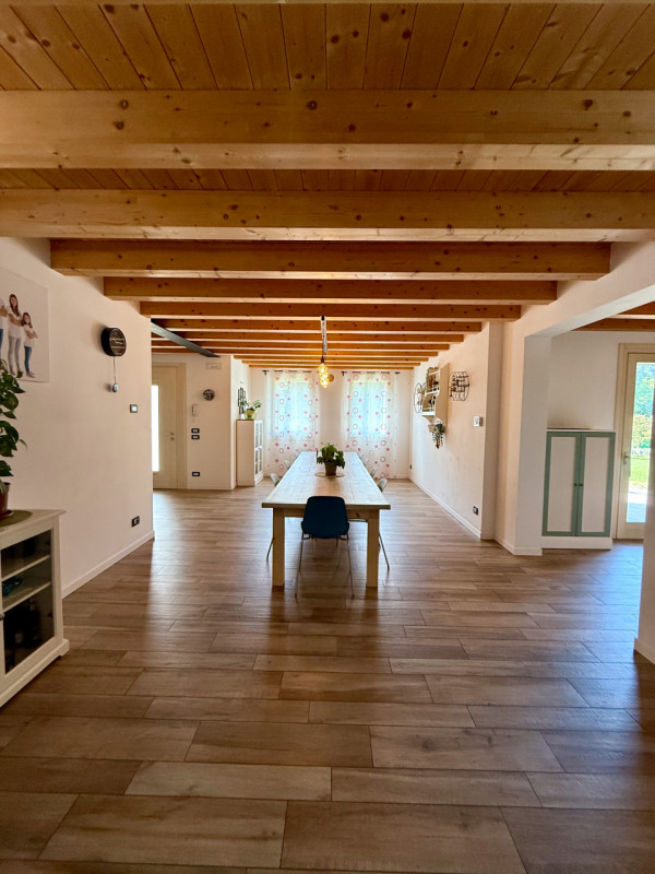 COMPOSIZIONE:
Favolosa villa singola di recente costruzione. L’immobile si sviluppa su due livell...