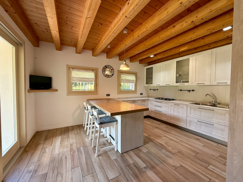 COMPOSIZIONE:
Favolosa villa singola di recente costruzione. L’immobile si sviluppa su due livell...