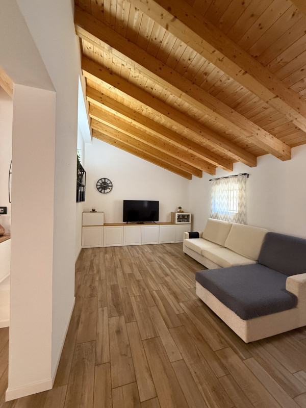 COMPOSIZIONE:
Favolosa villa singola di recente costruzione. L’immobile si sviluppa su due livell...