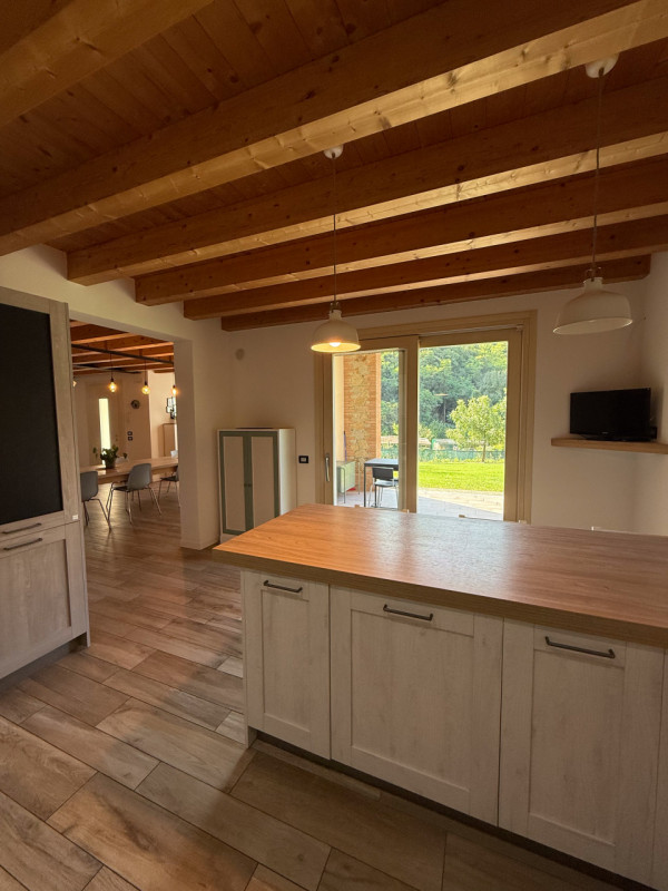 COMPOSIZIONE:
Favolosa villa singola di recente costruzione. L’immobile si sviluppa su due livell...