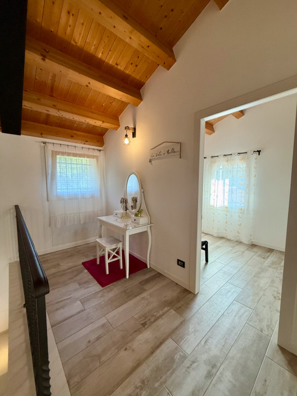 COMPOSIZIONE:
Favolosa villa singola di recente costruzione. L’immobile si sviluppa su due livell...