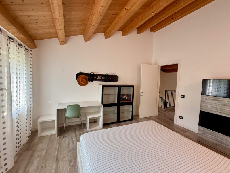 COMPOSIZIONE:
Favolosa villa singola di recente costruzione. L’immobile si sviluppa su due livell...