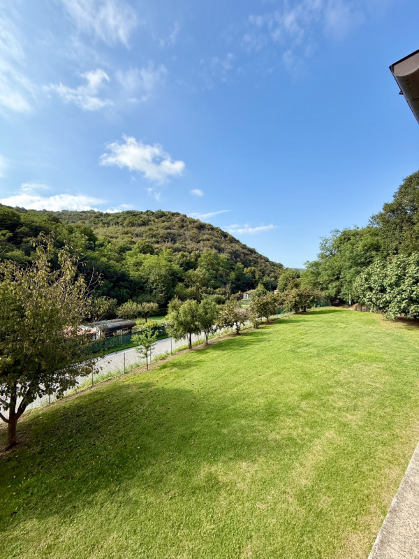 COMPOSIZIONE:
Favolosa villa singola di recente costruzione. L’immobile si sviluppa su due livell...